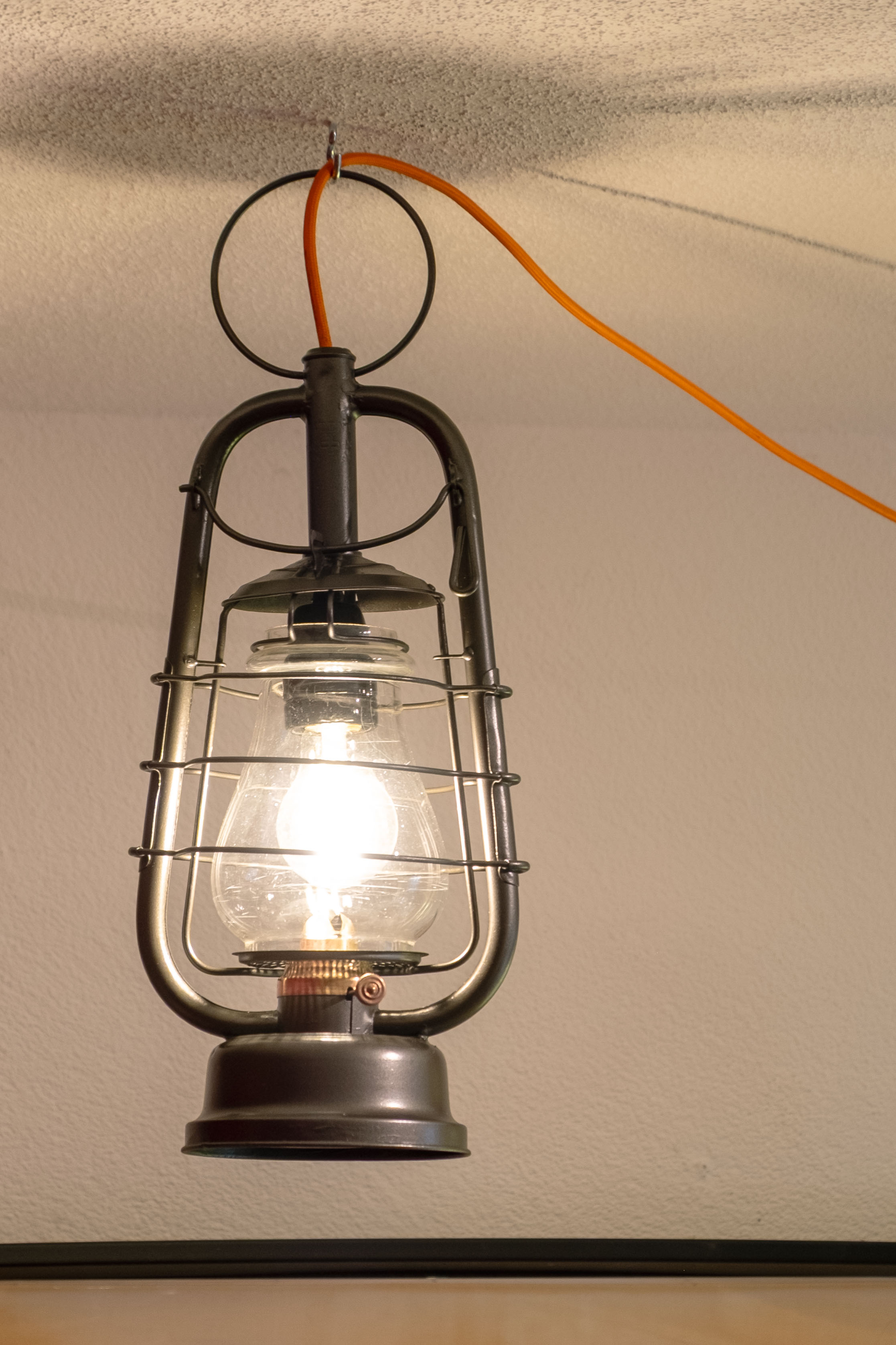 Restaurierte Stalllampe in Rot mit schwarzem Textilkabel