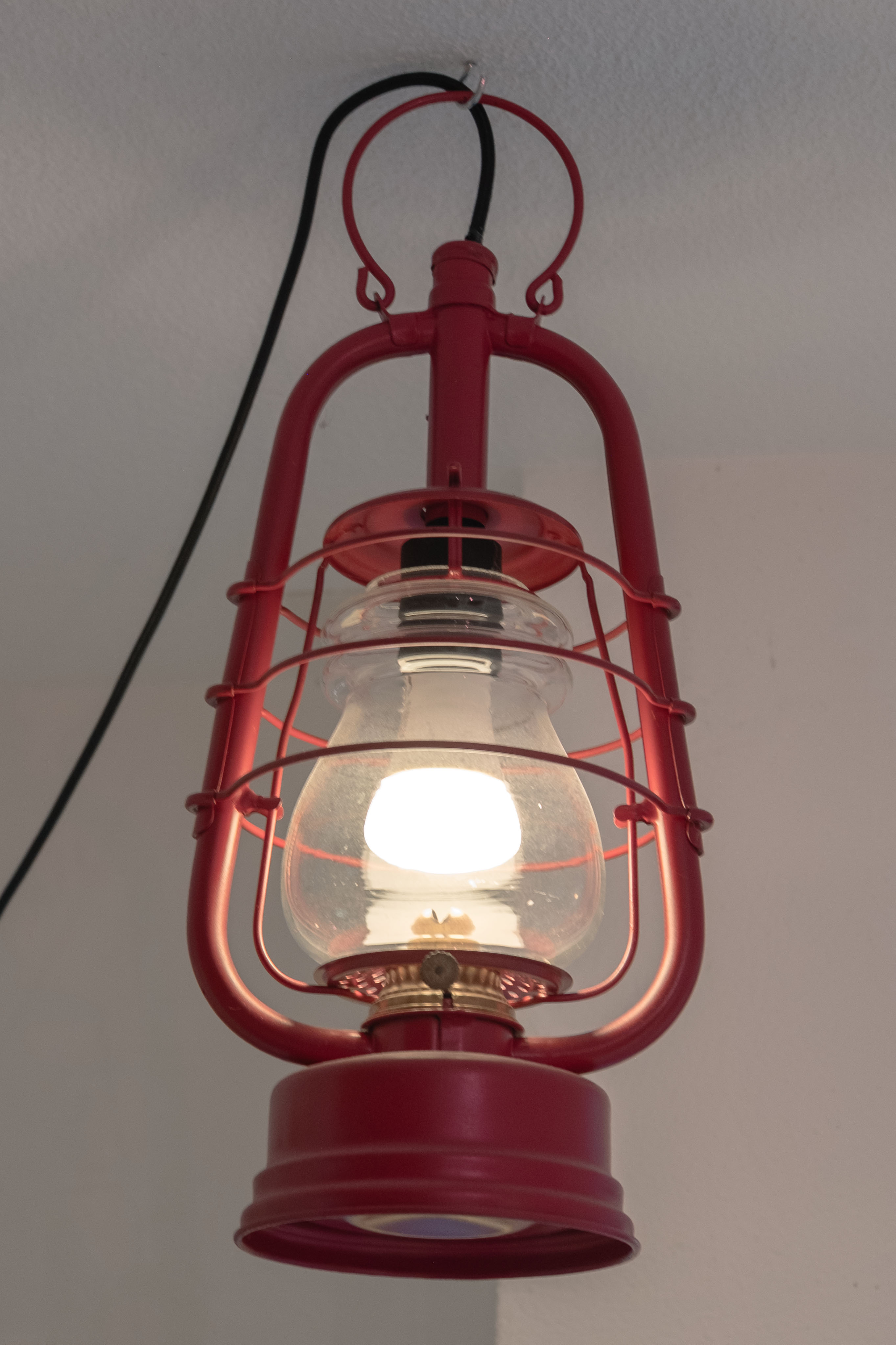 Restaurierte Stalllampe in Anthrazit mit orangem Textilkabel